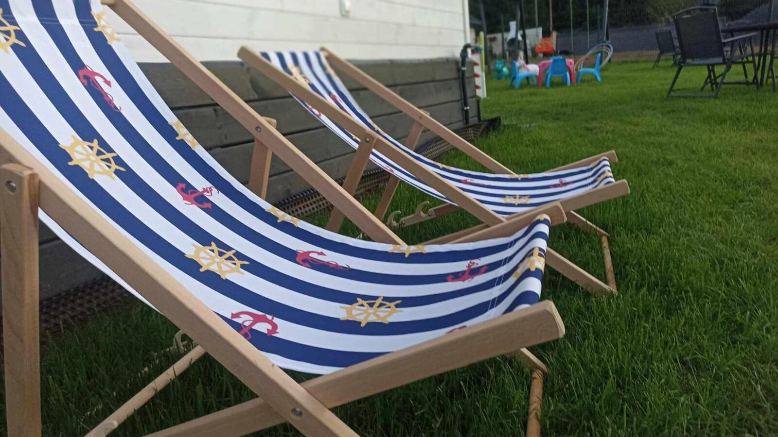 Leżaki plażowe w ogrodzie Anielskiego Zakątka